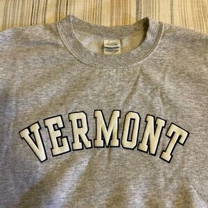 Gildan Heather Grey Vermont Crewneck | Women’s small